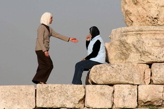 Main tendue, jeunes jordaniennes sur le Jabal al-Qal'a, Amman - Jordanie
