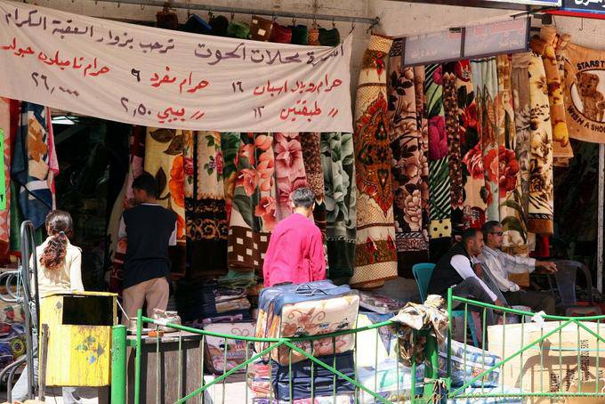 Exposition de tissus dans une rue, Aqaba - Jordanie