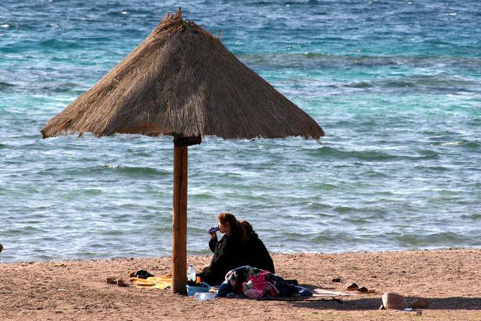 Ombre déportée sur la plage, Aqaba - Jordanie