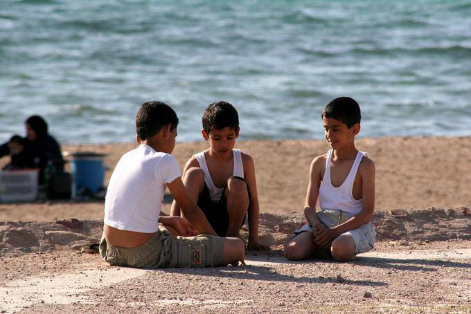 Enfants jouant sur la plage, Aqaba - Jordanie