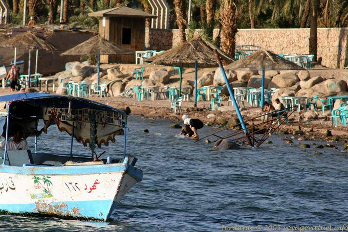 Sièges et parasols sur la plage au centre d'Aqaba - Jordanie