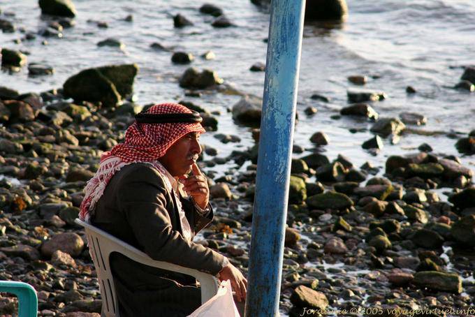 Jordanien pensif au bord de l'eau, Aqaba - Jordanie