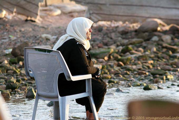 Vieille dame les pieds dans l'eau, Aqaba - Jordanie