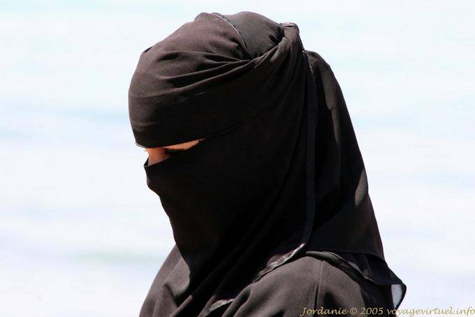 La femme en noir, Aqaba - Jordanie