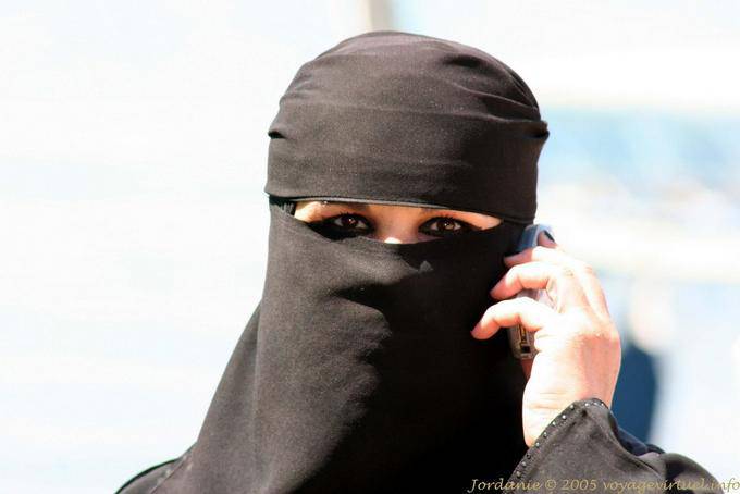 Les yeux de la femme au portable, Aqaba - Jordanie