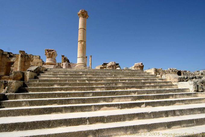 Grand escalier et colonne du temple de Zeus, Jerash - Jordanie