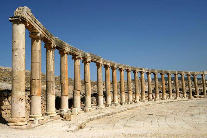 Colonnade de style ionique, Place Ovale, Jerash - Jordanie