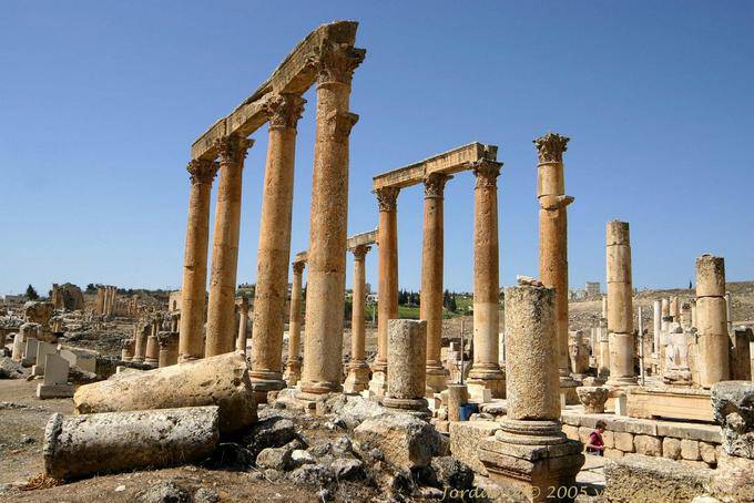 Colonnes brisées et linteaux sur le Cardo Maximus, Jerash - Jordanie