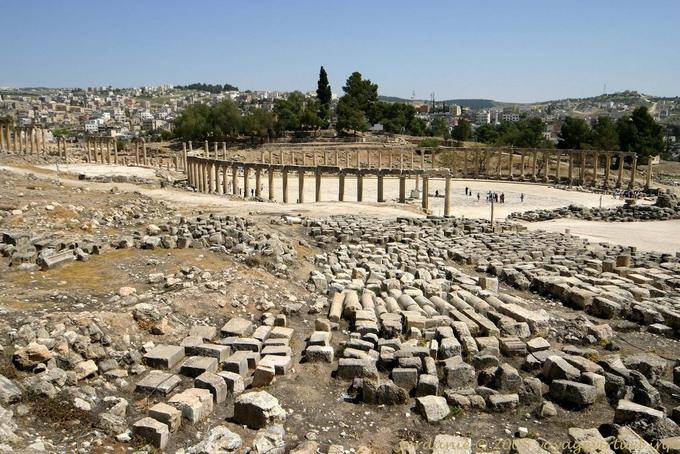 Ruines en attente autour du Forum, Jerash - Jordanie