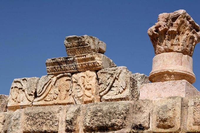 Sculptures en frise dans le temple de Zeus, Jerash - Jordanie