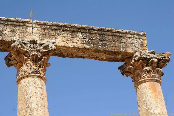 Gros-plan sur les linteaux des colonnes devant le Macellum, Jerash - Jordanie