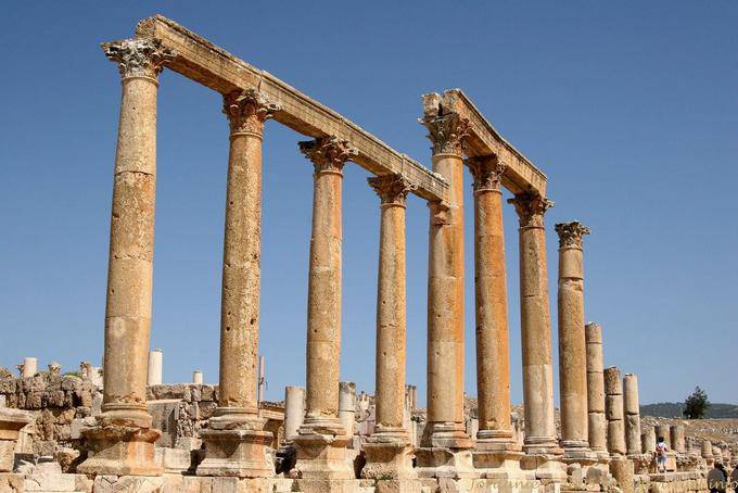 Colonnes marquant l'entrée au marché de la ville romaine (Macellum), Jerash - Jordanie