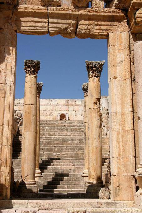 Entrée de la cathédrale vue depuis le portail, Jerash - Jordanie