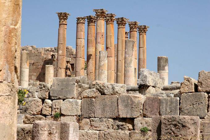 Autre vue sur les colonnes du cella du temple d'Artémis, Jerash - Jordanie