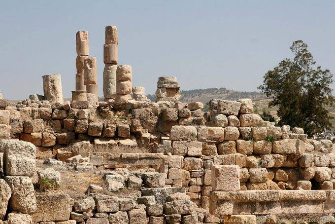 Colonnades instables et mur à reconstruire, Jerash - Jordanie