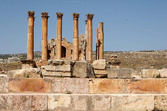 Face au temple d'Artémis et ses colonnes, Jerash - Jordanie