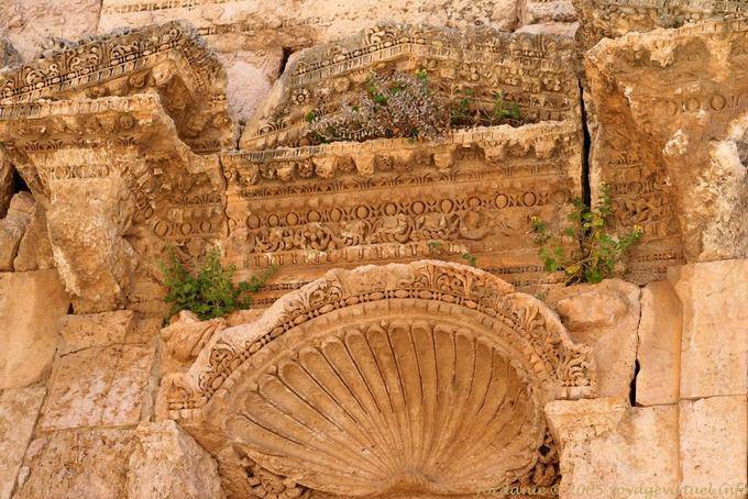 Fronton en dentelle, Nymphaeum, Jerash - Jordanie