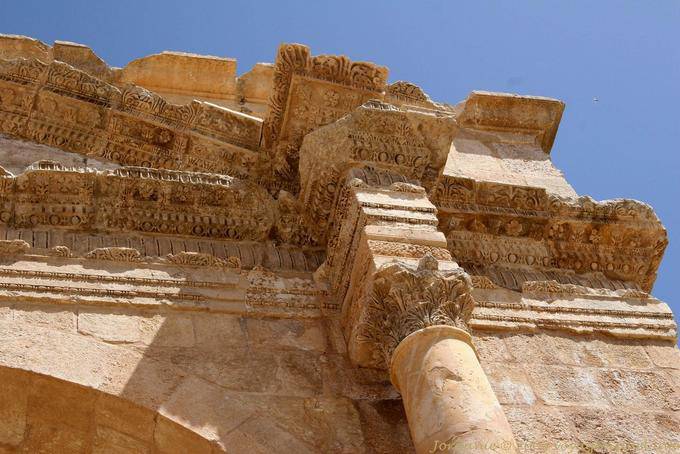 Pedimental decoration, Arc d'Hadrien, Jerash - Jordanie