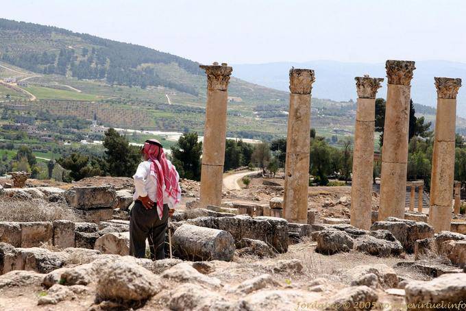 Homme au kefieh admirant le paysage, Jerash - Jordanie