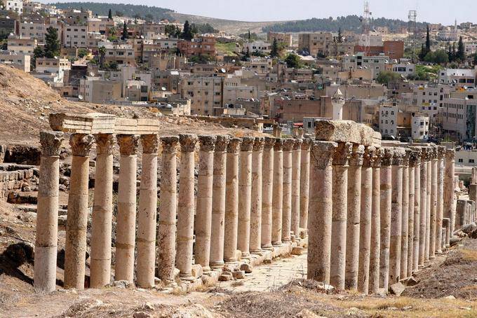 Le decumanus descendant vers la ville de Gérasa, Jerash - Jordanie