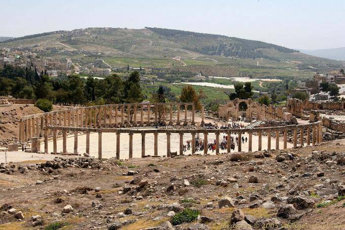 Colonnade double du forum ovale et porte sud, Jerash - Jordanie