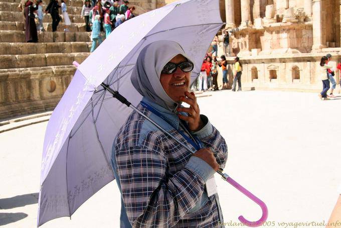 Jordanienne avec une ombrelle, théâtre sud, Jerash - Jordanie