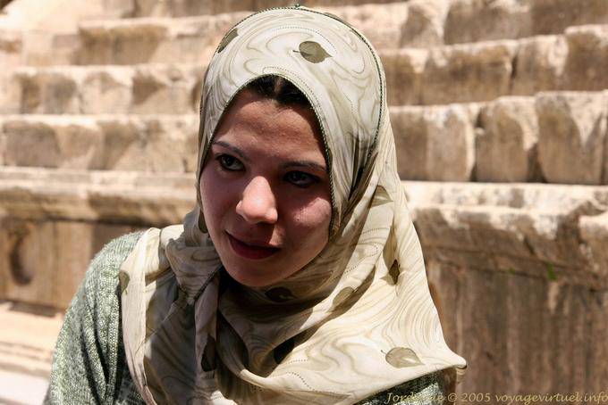 Jeune femme au foulard dans le théâtre, Jerash - Jordanie