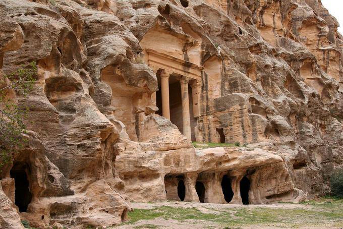 Tombeau incrusté dans l'apocalyse minérale, Siq Al-Barid, Little Pétra - Jordanie