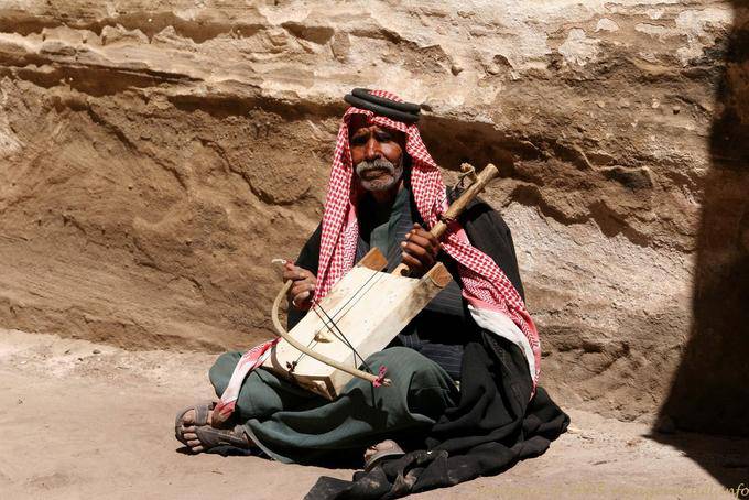 Rebâb, instrument du sha'er, le poète-chanteur, Siq Al-Barid, Little Pétra - Jordanie