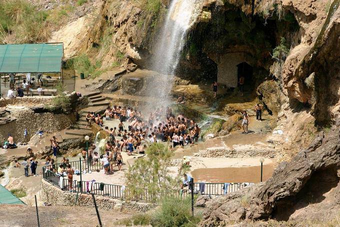 Douche collective sous la cascade, Hammamat Ma'In hot water - Jordanie