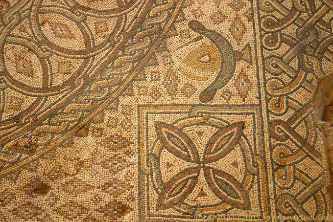 Madaba, entrelacs colorés de mosaique - Jordanie