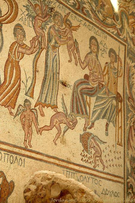 Figures grecques, Aphrodite donnant la fessée à un angelot, Madaba - Jordanie