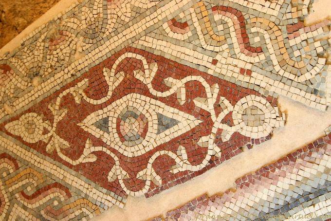 Oeil et géométrie polychrome, mosaique, Madaba - Jordanie