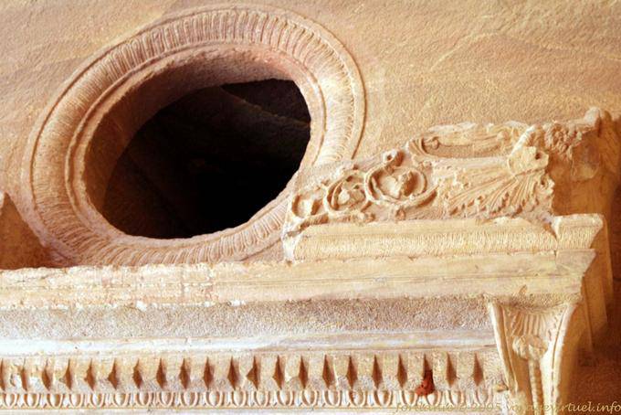 Oeil de boeuf dans la façade, Pétra Khazneh - Jordanie