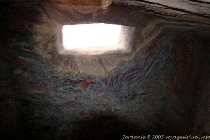 Ouverture supérieure d'une tombe en puits de lumière, Khubta, Pétra - Jordanie