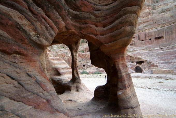 Usure de colonnes naturelles face au théâtre, Khubta, Pétra - Jordanie
