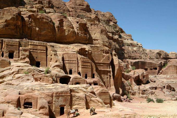 Tombeaux tours à décor de merlons, Khubta, Pétra - Jordanie