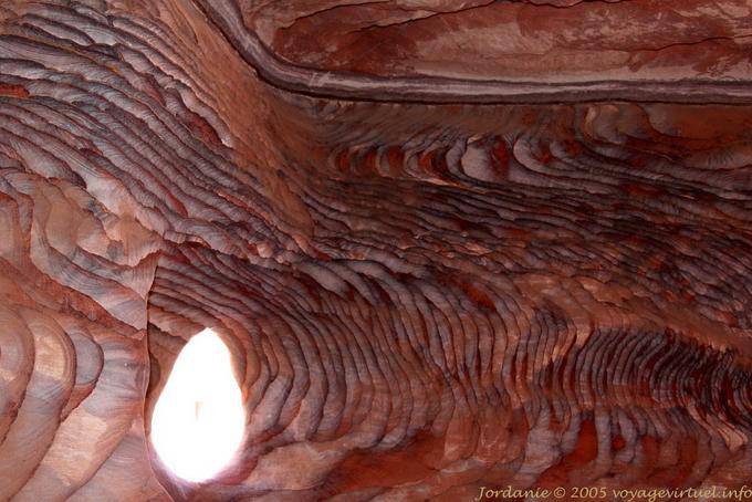 Intérieur multicolore d'une tombe, facades street, Khubta, Pétra - Jordanie