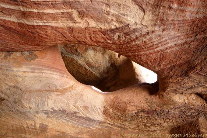 Formes et couleurs naturelles de la roche à l'intérieur de la falaise, Khubta, Pétra - Jordanie