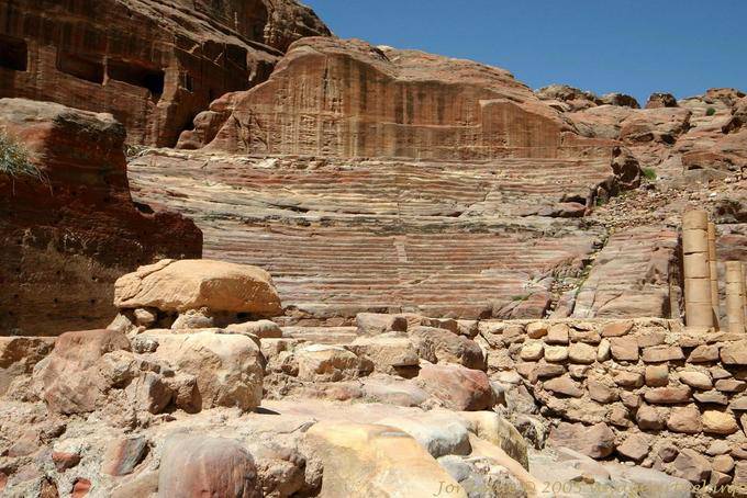 Restes du théâtre endommagé par un tremblement de terre en 363, Khubta, Pétra - Jordanie