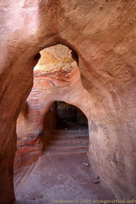 Passage entre salles avec marches, Khubta, Pétra - Jordanie