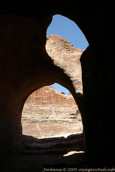 Fragment du théâtre vu depuis l'intérieur d'une tombe, Khubta, Pétra - Jordanie