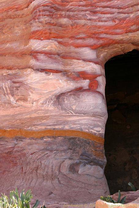 Empilement de strates à l'entrée d'un tombeau, Khubta, Pétra - Jordanie