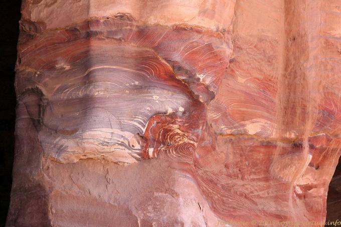 Détail coloré dans roche détritique, Khubta, Pétra - Jordanie