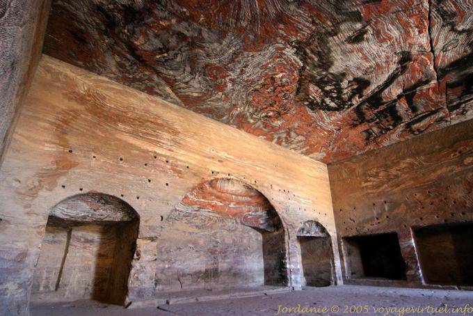 La chambre principale du Tombeau à l'Urne, Khubta, Pétra - Jordanie