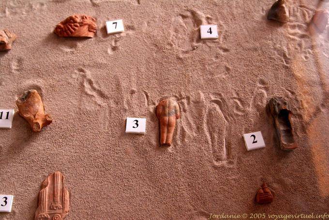 Fragments de sculptures exposés dans le sable de Pétra Ville Basse - Jordanie