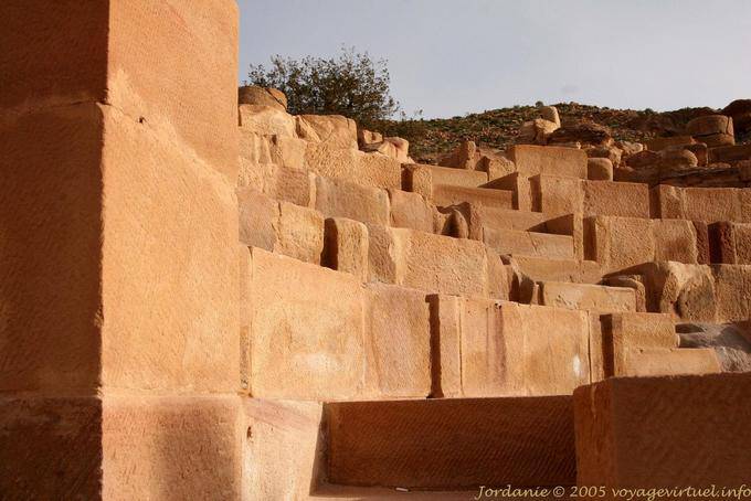 Les sièges du theatron dans le Grand Temple, Pétra Ville Basse - Jordanie