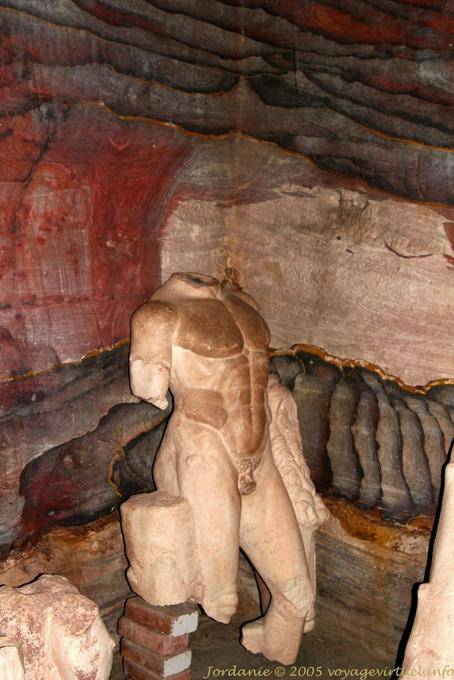 Statue sans tête en marbre, ancien musée archéologique de Pétra - Jordanie