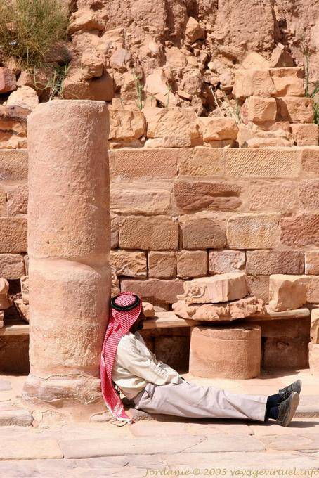 Sieste à l'ombre d'une colonne, Pétra Ville Basse - Jordanie