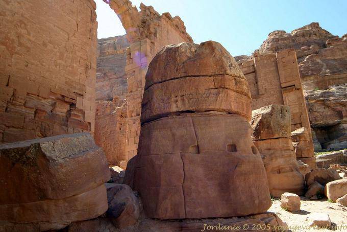 Devant le temple de Dushares, Qasr al Bint, Pétra Ville Basse - Jordanie